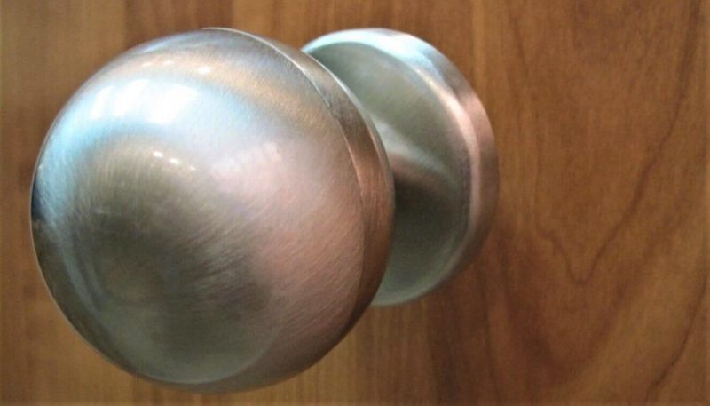 Как разобрать круглую дверную ручку Как разобрать круглую дверную ручку