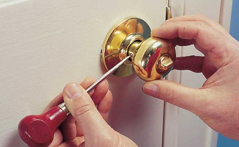 Как разобрать круглую дверную ручку Как разобрать круглую дверную ручку