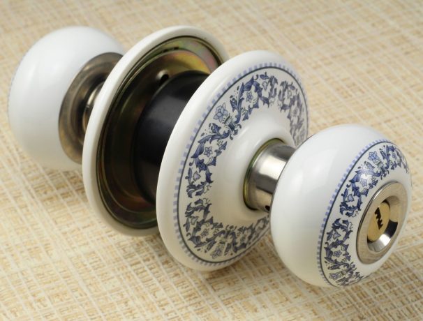 Как разобрать круглую дверную ручку Как разобрать круглую дверную ручку