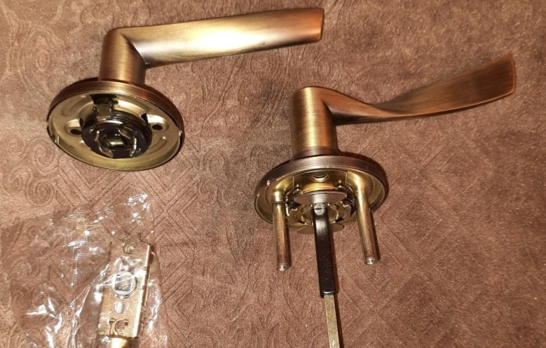 Как разобрать круглую дверную ручку Как разобрать круглую дверную ручку