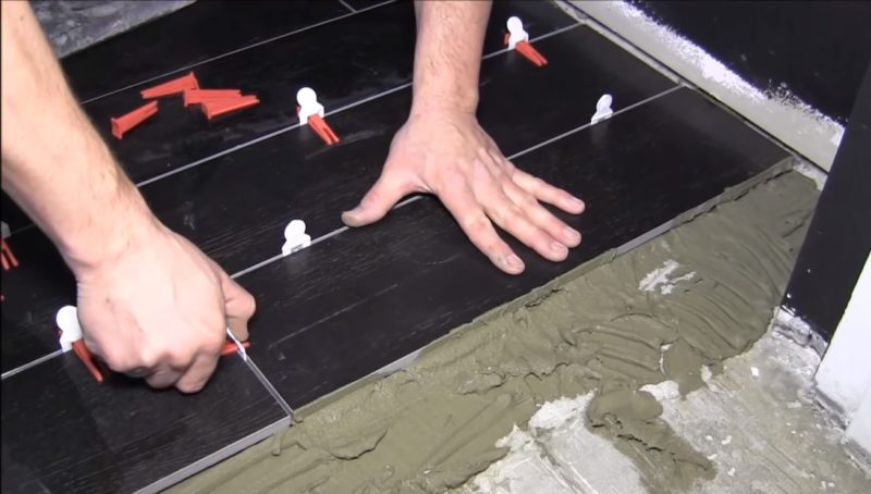 Укладка керамогранита на пол, технология, варианты укладки, инструкция как правильно класть плитку своими руками Укладка керамогранита на пол, технология, варианты укладки, инструкция как правильно класть плитку своими руками