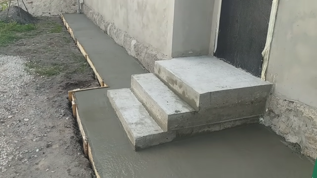 Правильная бетонная отмостка своими руками Правильная бетонная отмостка своими руками