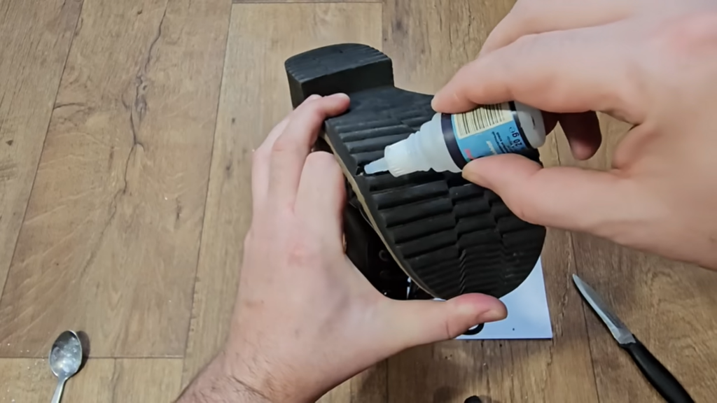 Простой секрет ремонта треснувшей подошвы