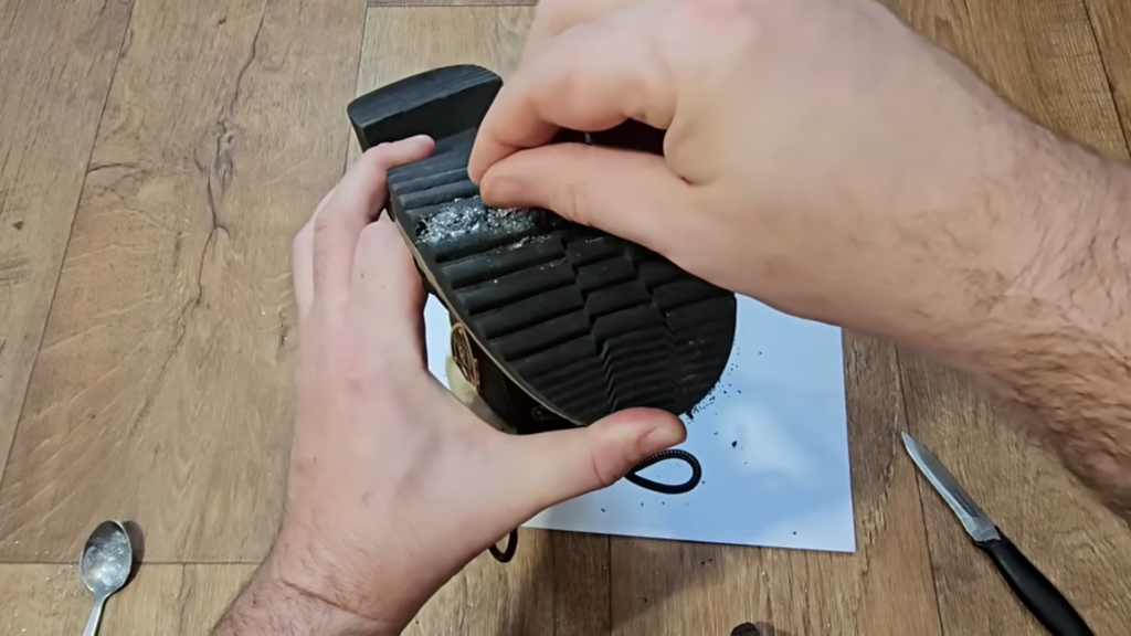 Простой секрет ремонта треснувшей подошвы