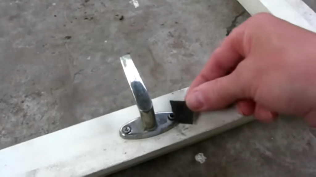 Как выкрутить саморез с сорванными гранями