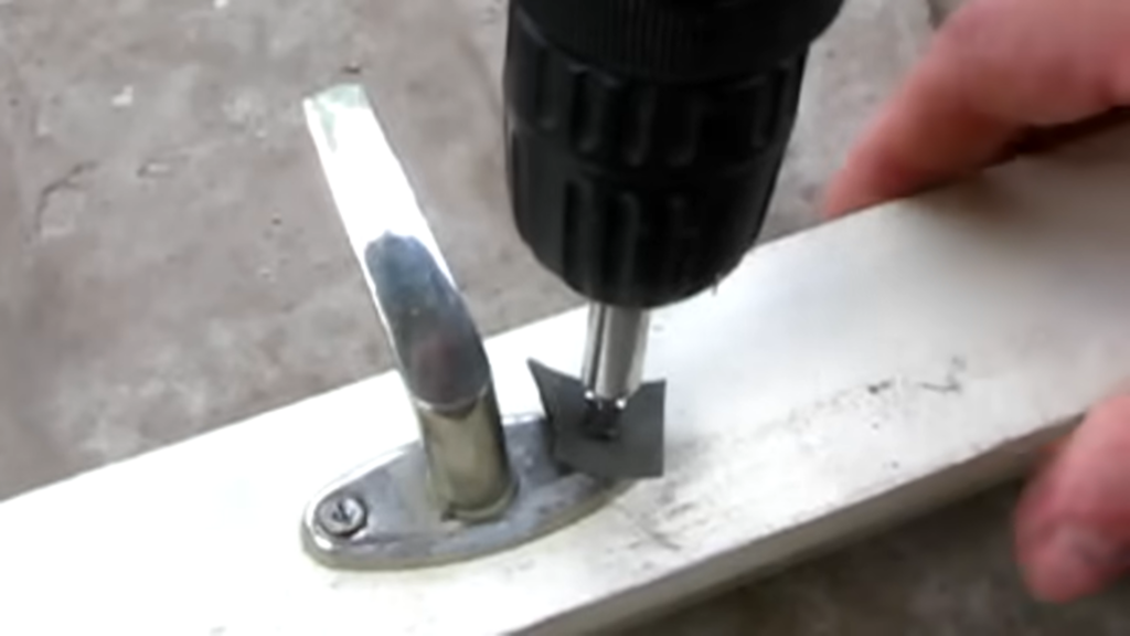 Как выкрутить саморез с сорванными гранями