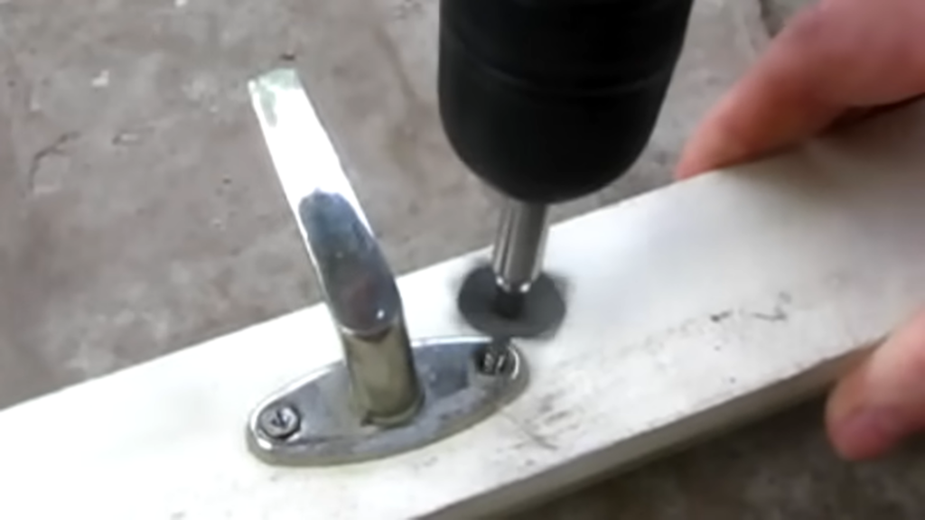 Как выкрутить саморез с сорванными гранями