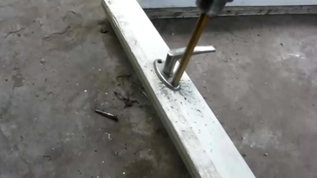 Как выкрутить саморез с сорванными гранями