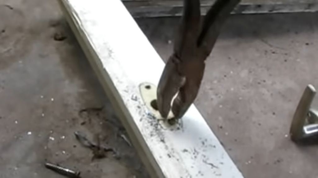 Как выкрутить саморез с сорванными гранями Как выкрутить саморез с сорванными гранями