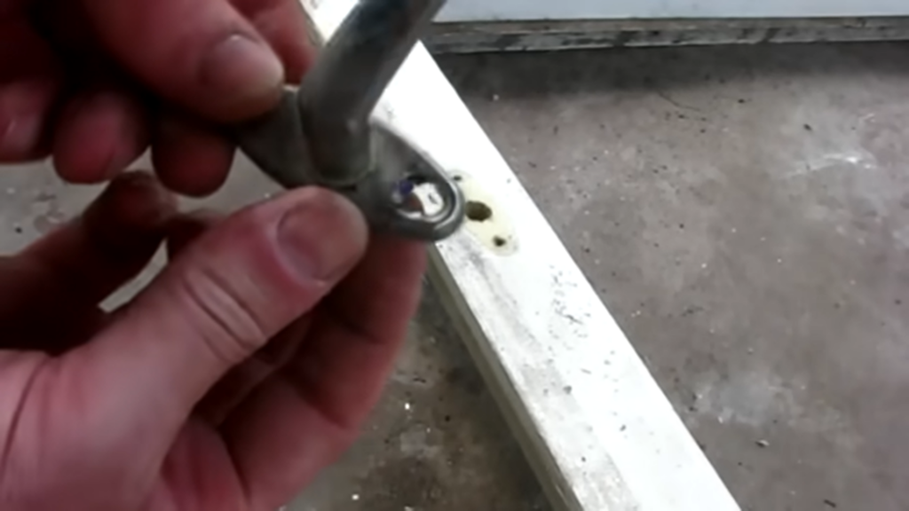 Как выкрутить саморез с сорванными гранями Как выкрутить саморез с сорванными гранями