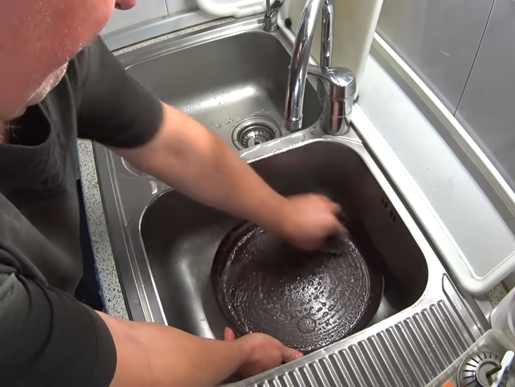 Старую, ржавую чугунную сковороду - восстановить!