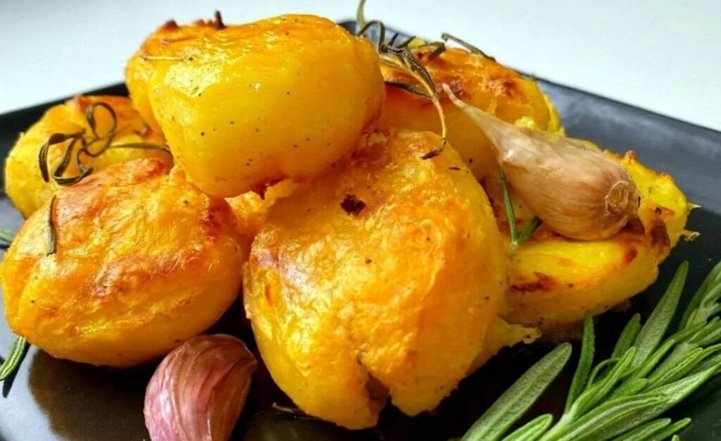 Запечённый картофель с чесноком и розмарином