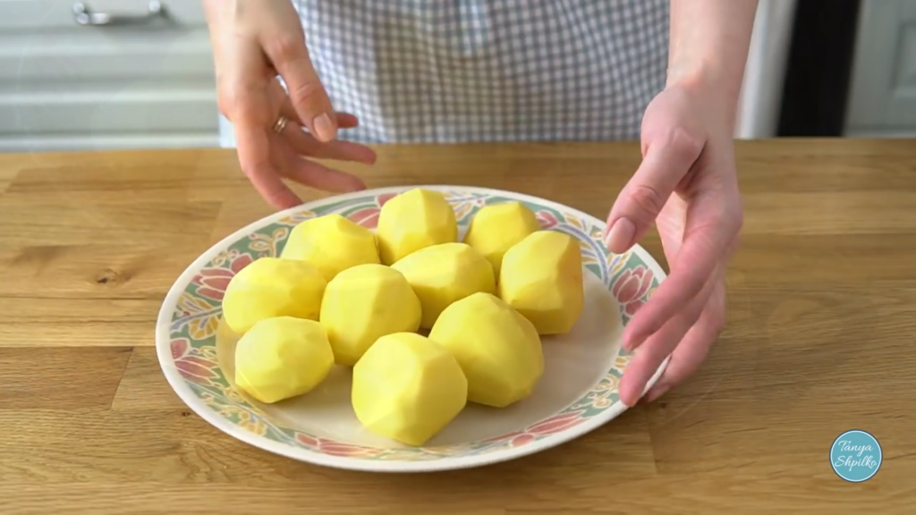 Запечённый картофель с чесноком и розмарином