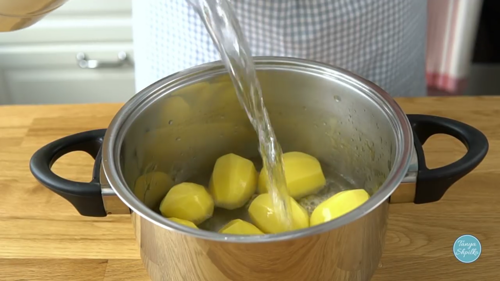 Запечённый картофель с чесноком и розмарином