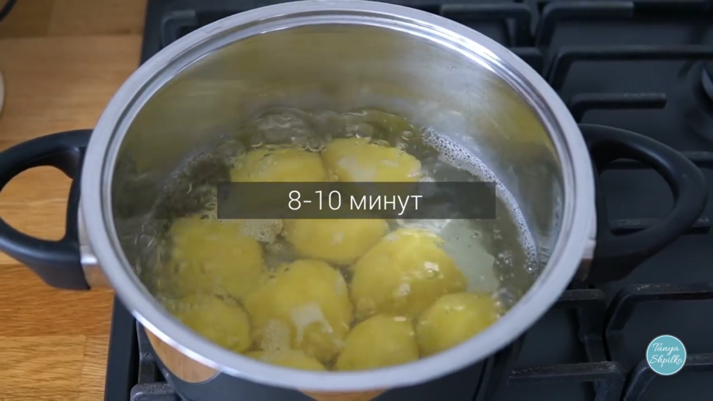 Запечённый картофель с чесноком и розмарином