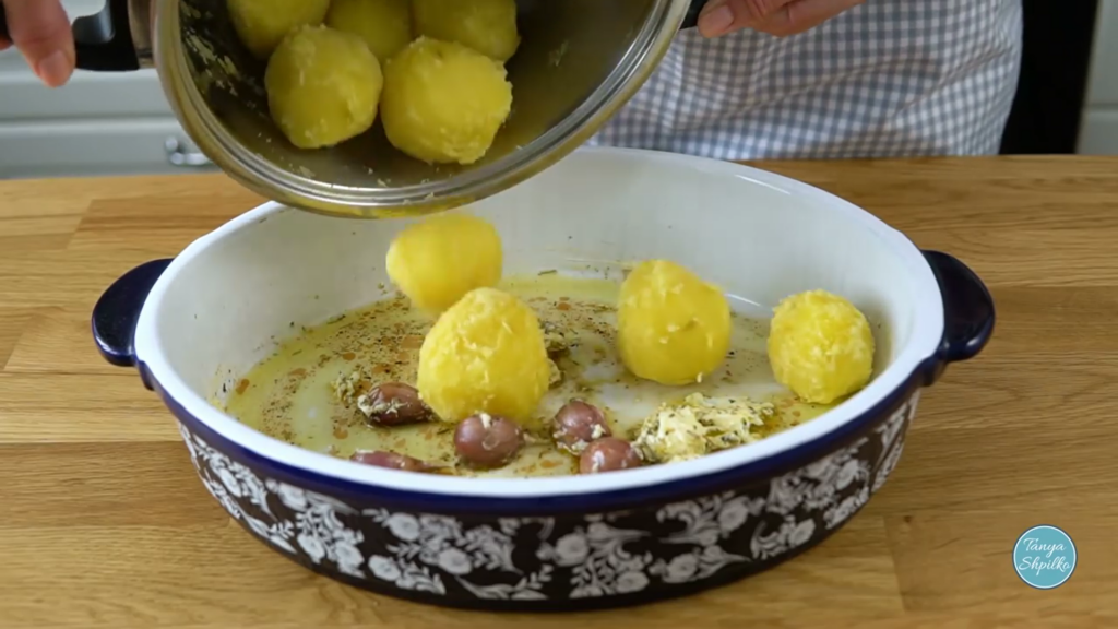 Запечённый картофель с чесноком и розмарином