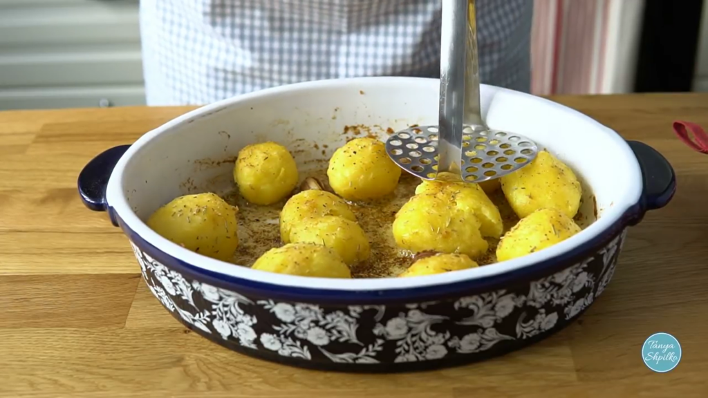 Запечённый картофель с чесноком и розмарином