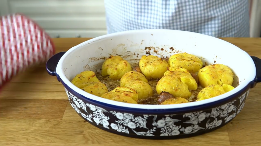 Запечённый картофель с чесноком и розмарином