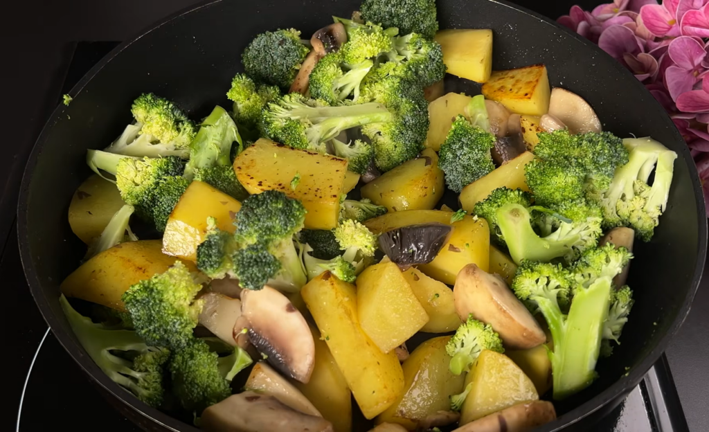 Брокколи с овощами и грибами - полезный рецепт Вашему организму