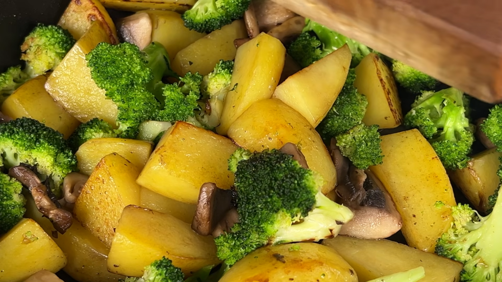 Брокколи с овощами и грибами - полезный рецепт Вашему организму