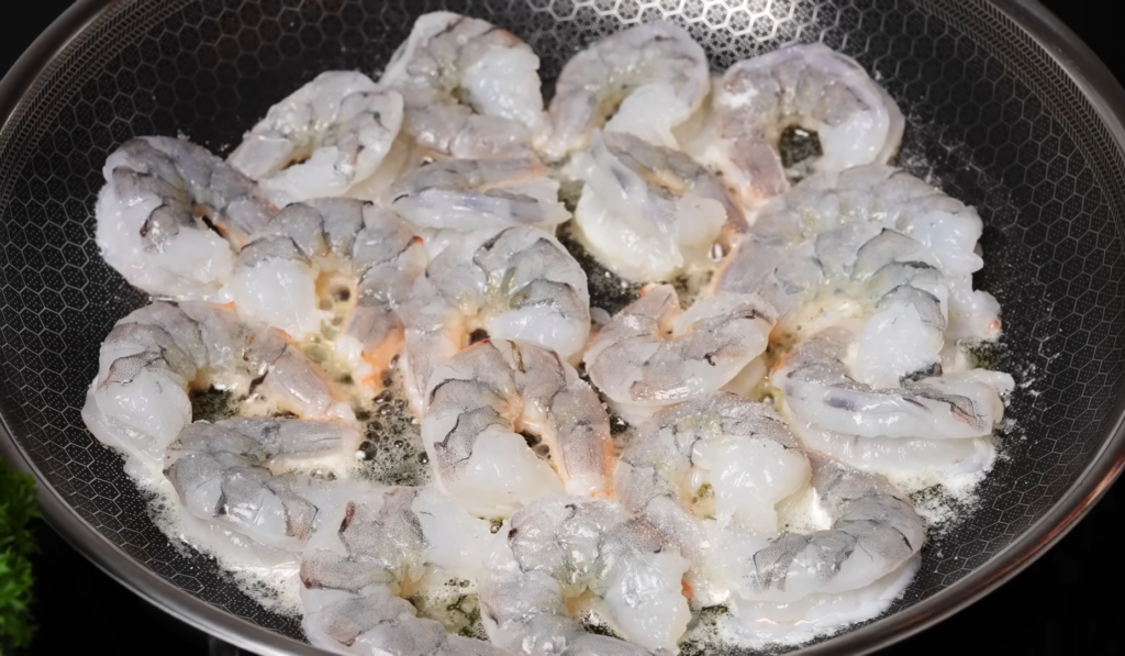 Сливочная паста с креветками и беконом