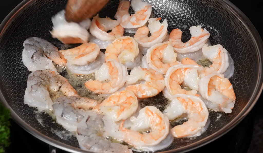 Сливочная паста с креветками и беконом