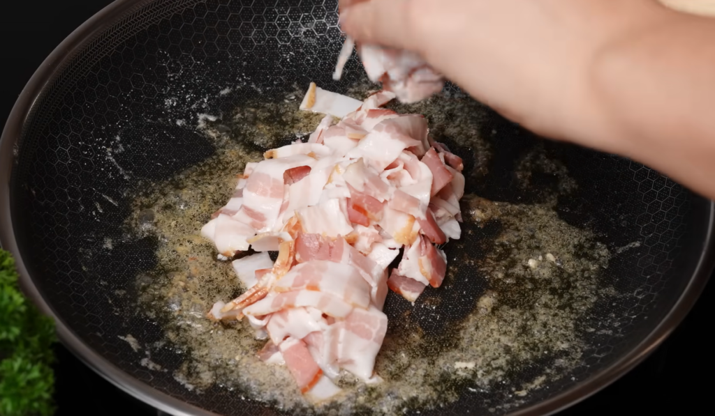 Сливочная паста с креветками и беконом