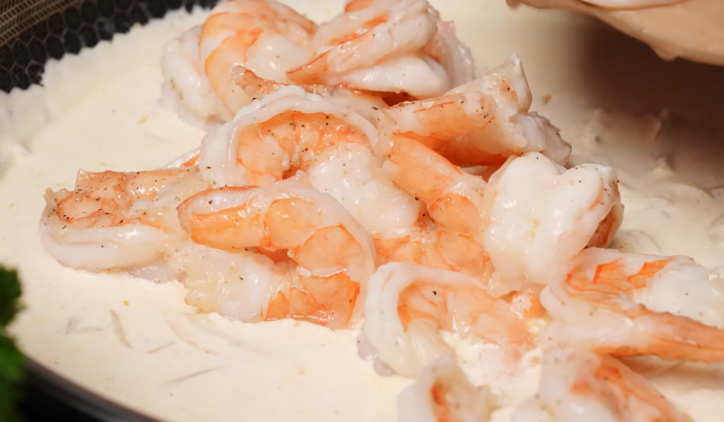 Сливочная паста с креветками и беконом