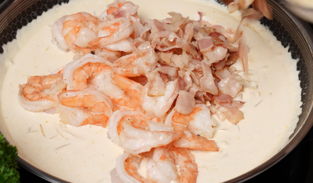 Сливочная паста с креветками и беконом