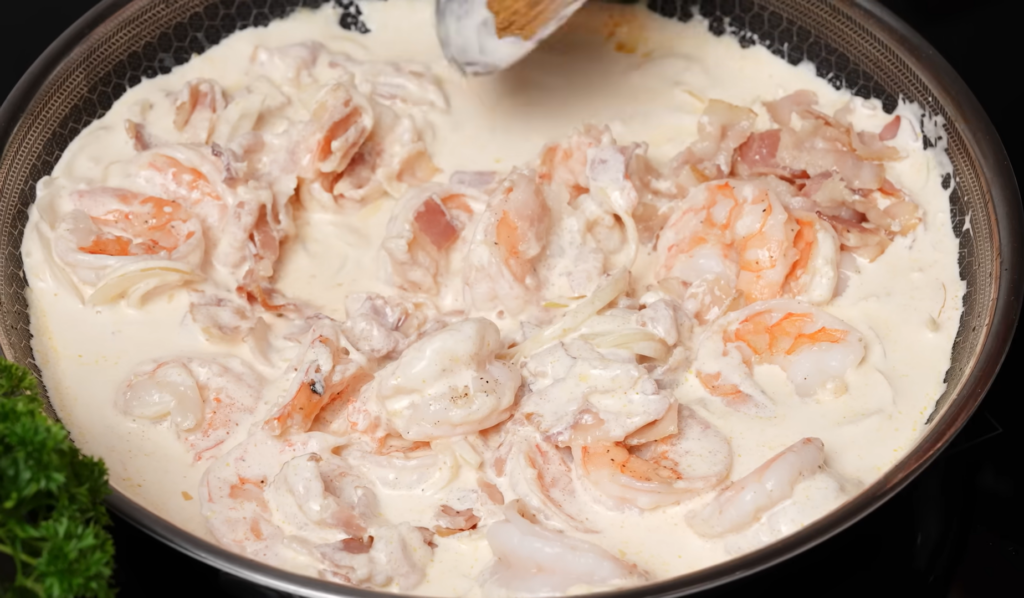 Сливочная паста с креветками и беконом