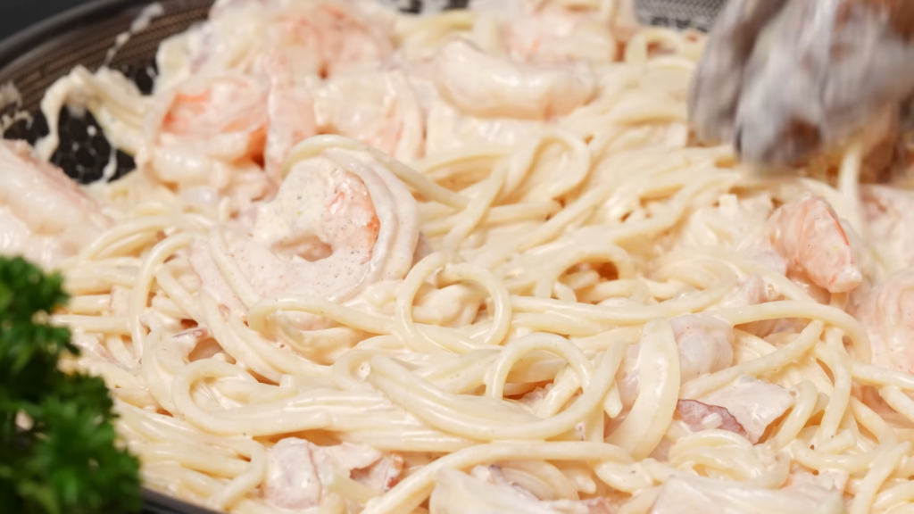 Сливочная паста с креветками и беконом