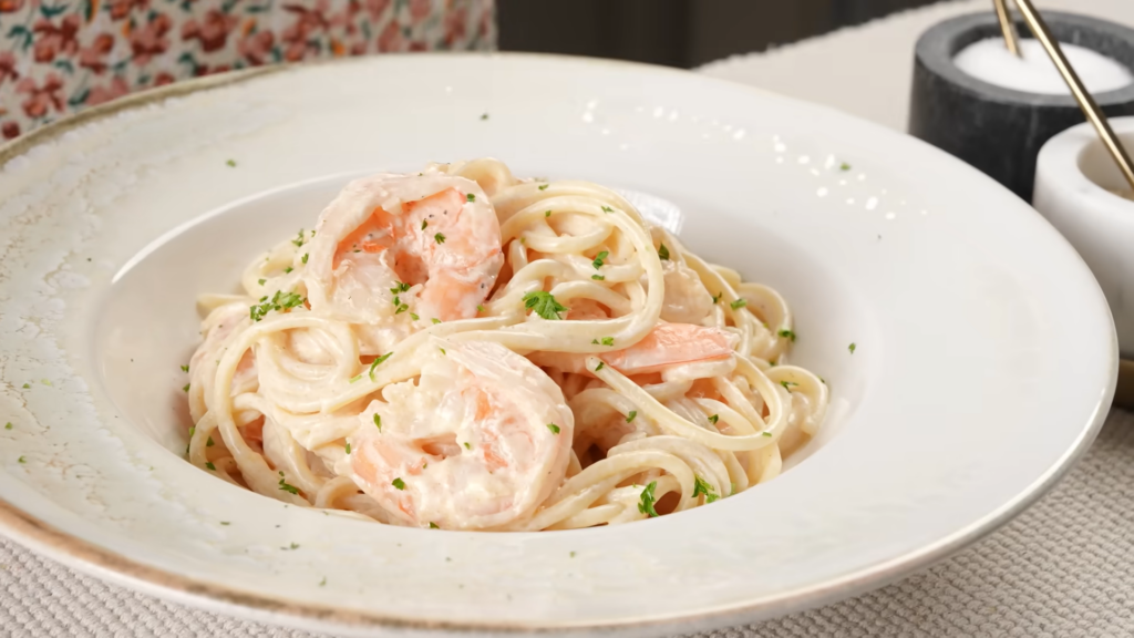 Сливочная паста с креветками и беконом