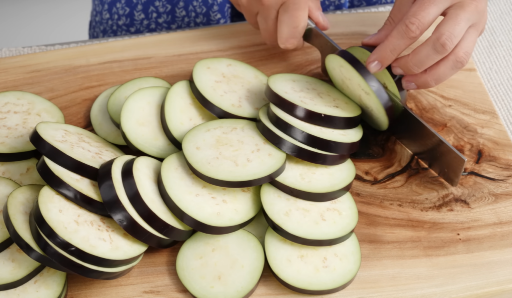 Баклажан, запеченный с рикоттой, шпинатом и помидорами