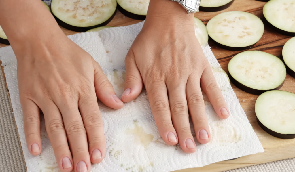 Баклажан, запеченный с рикоттой, шпинатом и помидорами