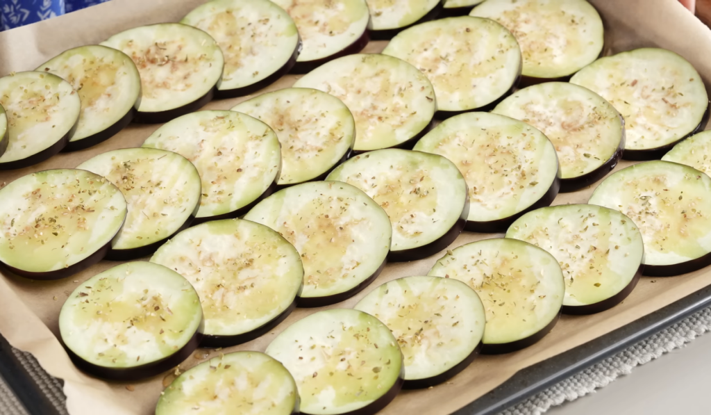 Баклажан, запеченный с рикоттой, шпинатом и помидорами