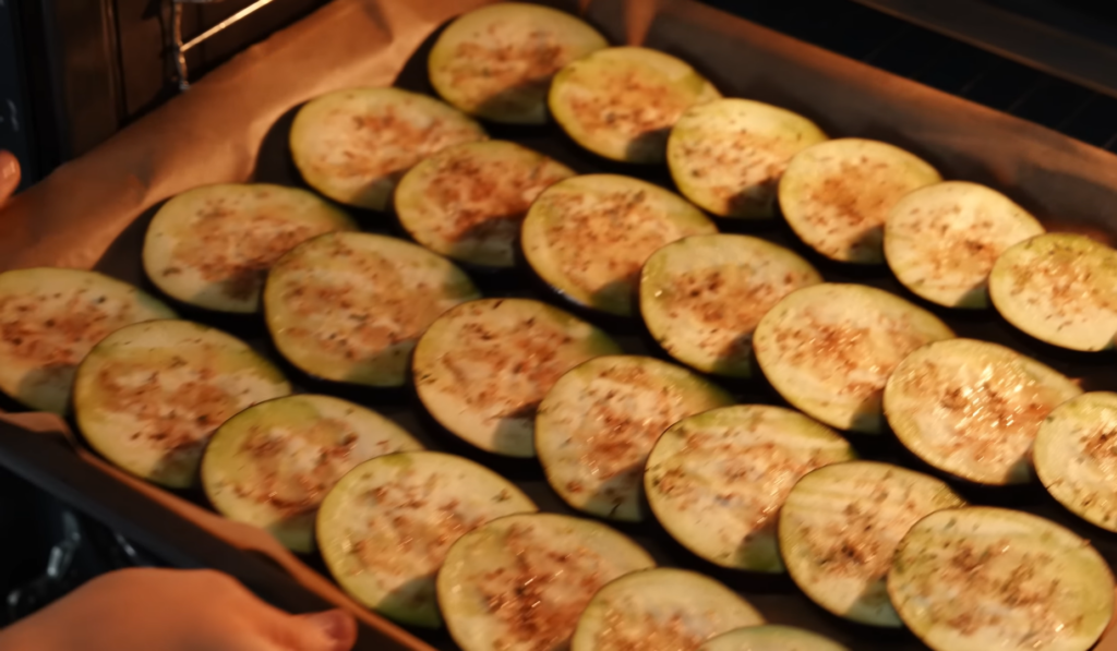 Баклажан, запеченный с рикоттой, шпинатом и помидорами