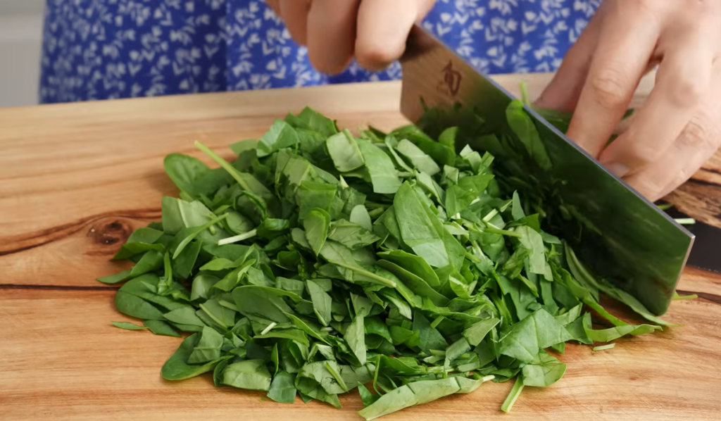 Баклажан, запеченный с рикоттой, шпинатом и помидорами