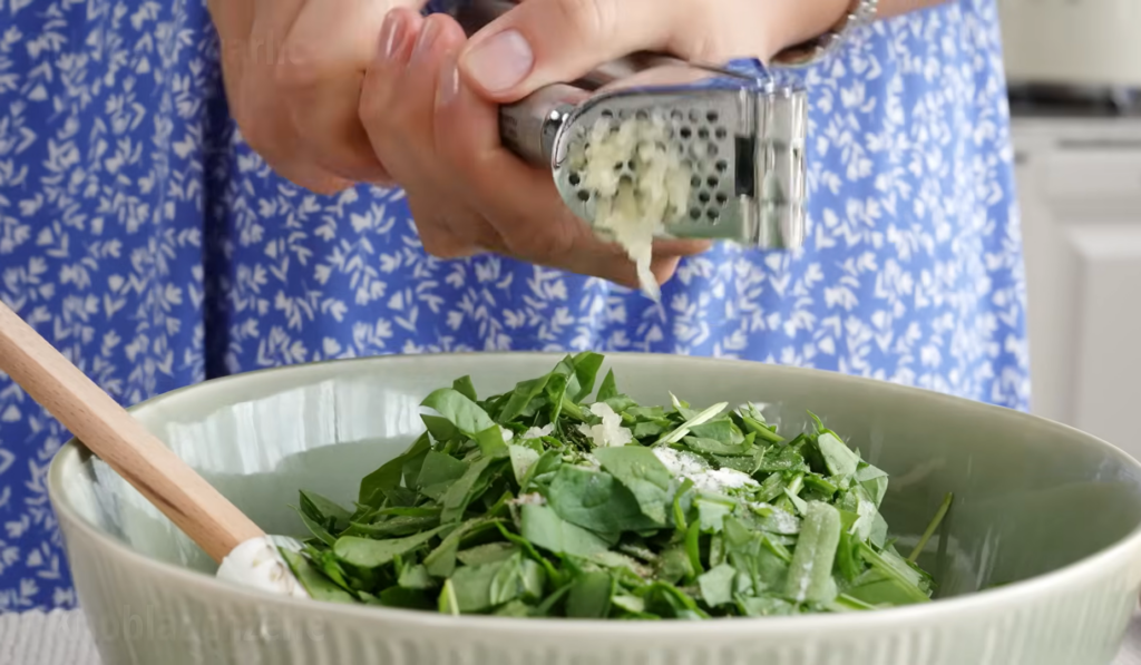 Баклажан, запеченный с рикоттой, шпинатом и помидорами