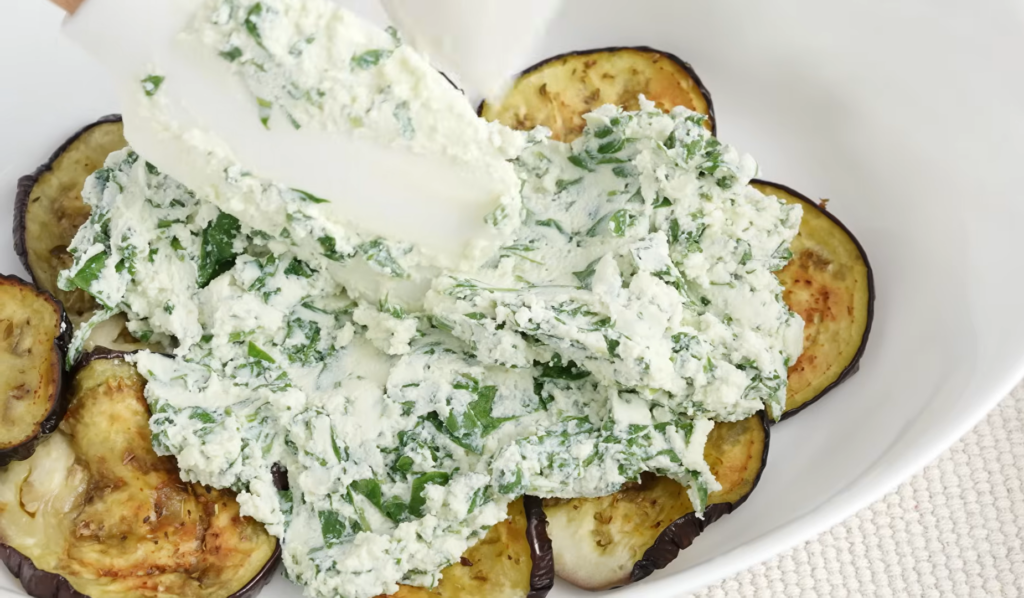 Баклажан, запеченный с рикоттой, шпинатом и помидорами