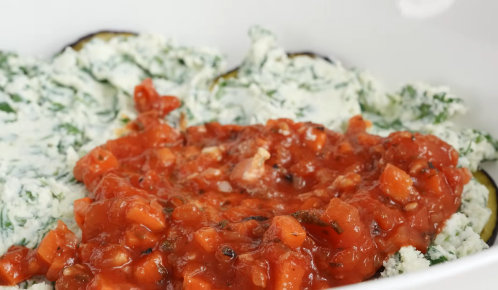 Баклажан, запеченный с рикоттой, шпинатом и помидорами