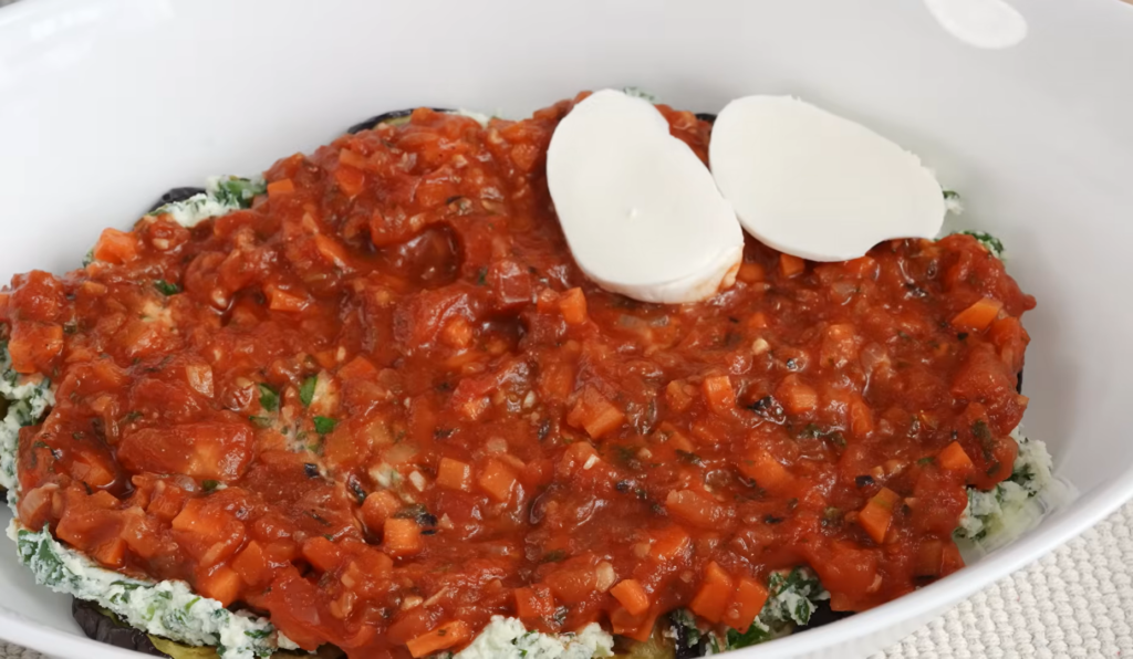 Баклажан, запеченный с рикоттой, шпинатом и помидорами