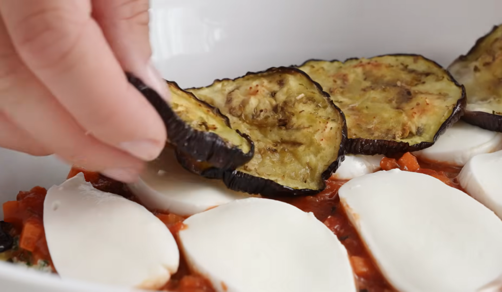 Баклажан, запеченный с рикоттой, шпинатом и помидорами