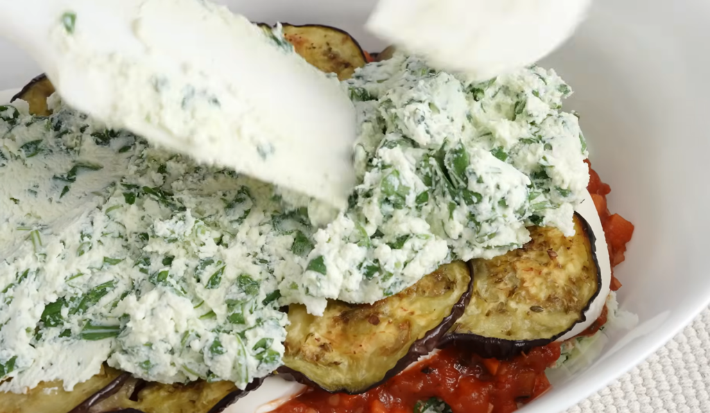 Баклажан, запеченный с рикоттой, шпинатом и помидорами