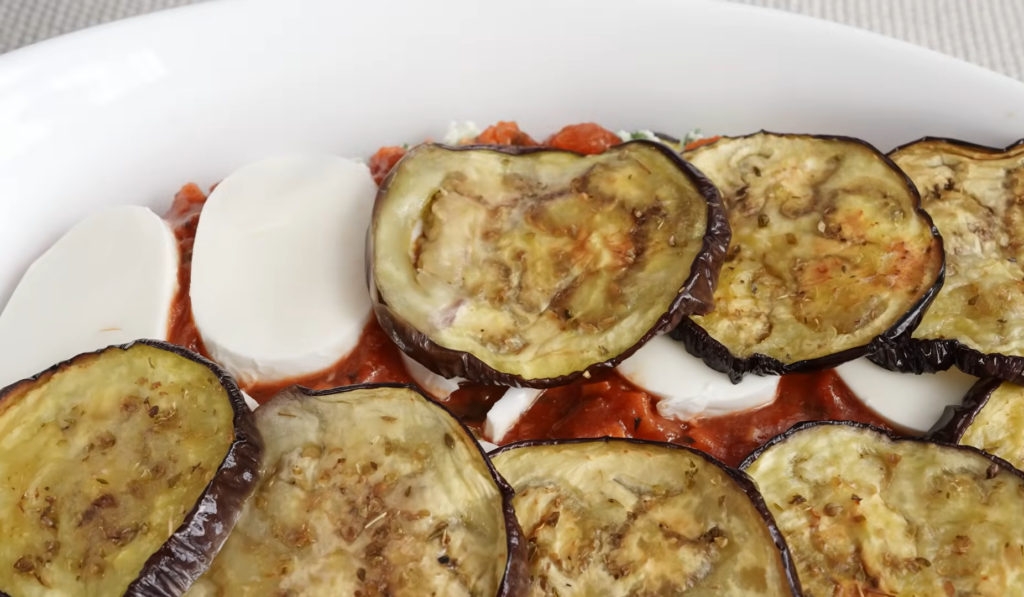 Баклажан, запеченный с рикоттой, шпинатом и помидорами