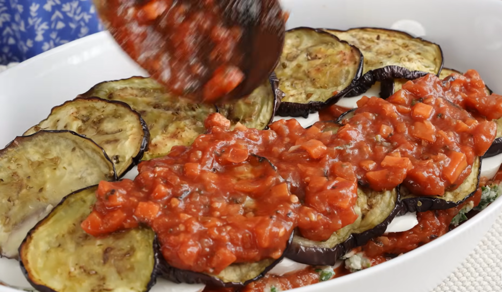 Баклажан, запеченный с рикоттой, шпинатом и помидорами