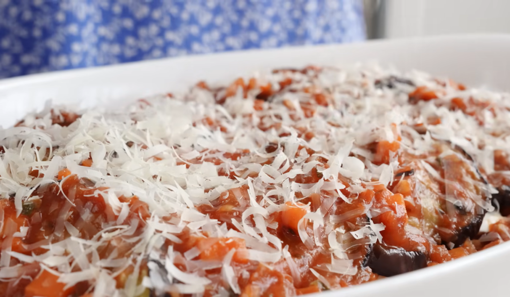 Баклажан, запеченный с рикоттой, шпинатом и помидорами