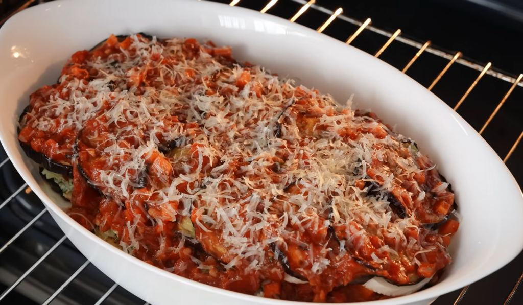 Баклажан, запеченный с рикоттой, шпинатом и помидорами