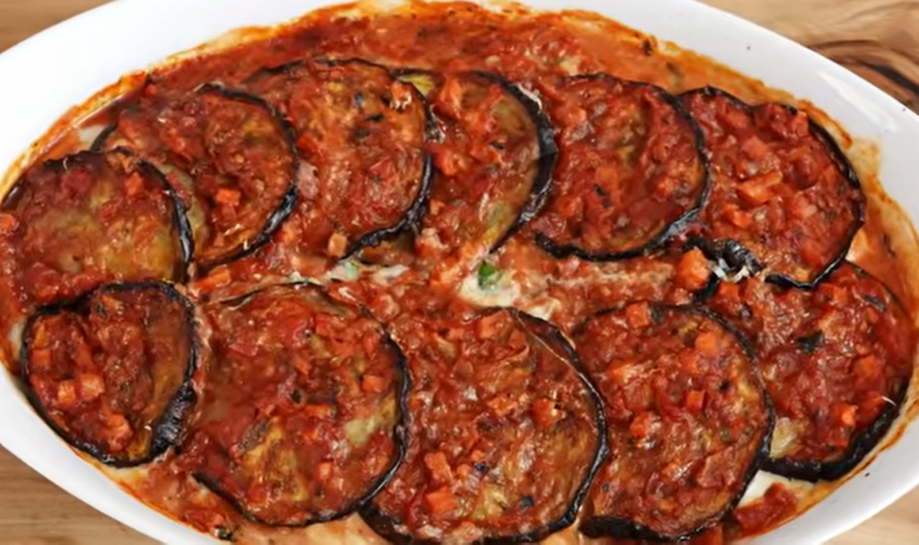 Баклажан, запеченный с рикоттой, шпинатом и помидорами