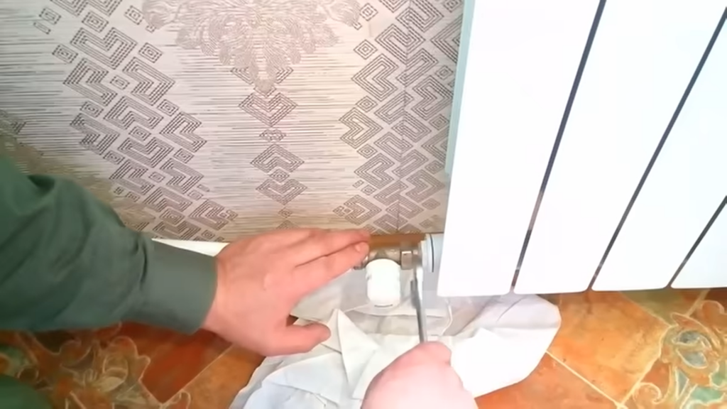 Радиатор наполовину холодный. Причина и как решить?