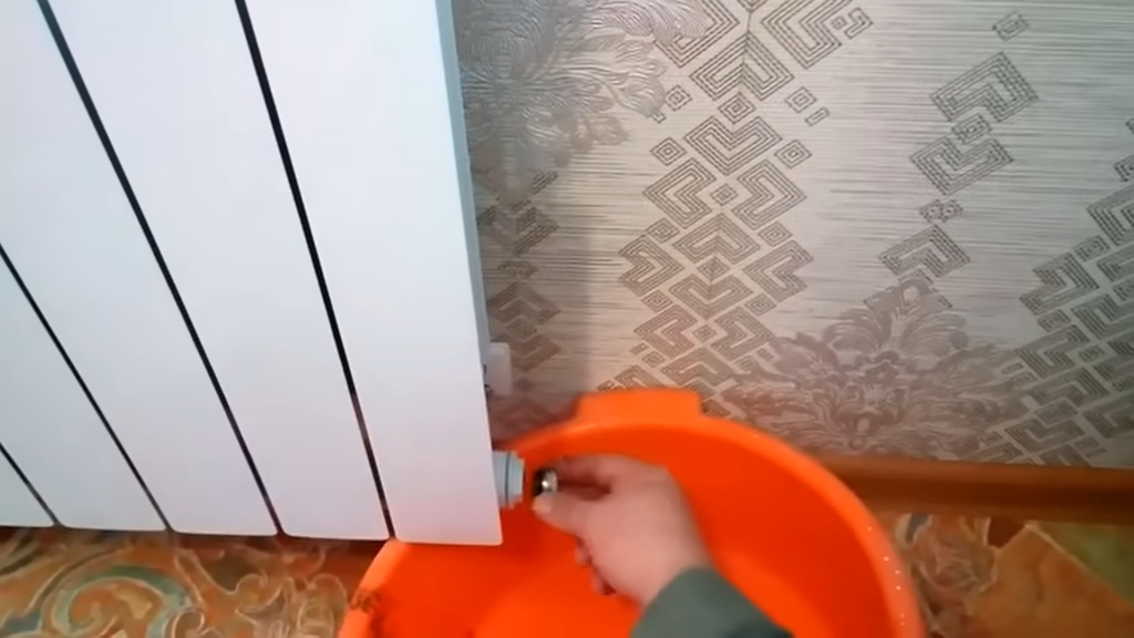 Радиатор наполовину холодный. Причина и как решить?